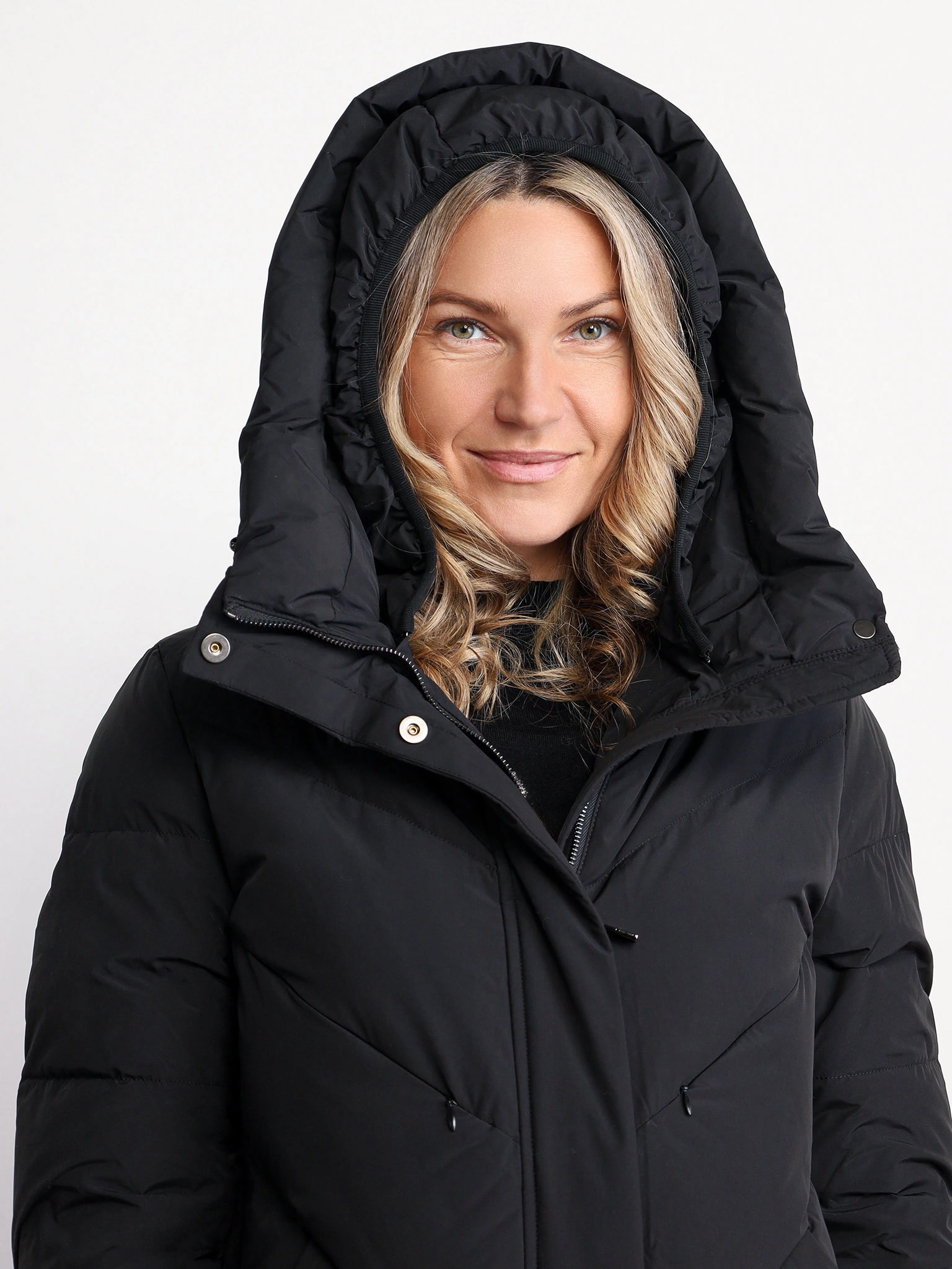 Пуховик черного цвета с двойным капюшоном